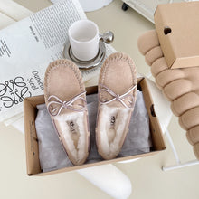 Load image into Gallery viewer, Ugg Bow Slippers

