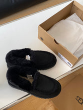 Load image into Gallery viewer, Closed Ugg Slippers

