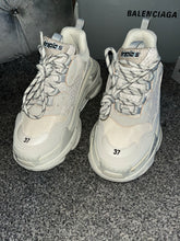 Load image into Gallery viewer, Triple Trainer - Pale Grey/Off White
