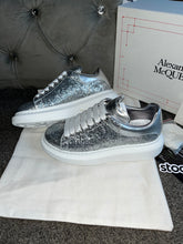 Load image into Gallery viewer, Silver Glittery Queenies
