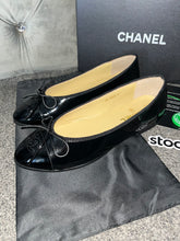 Load image into Gallery viewer, Black Shinny C Flats
