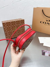 Load image into Gallery viewer, Heart Shoulder Bag
