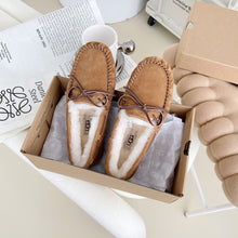 Load image into Gallery viewer, Ugg Bow Slippers
