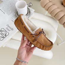 Load image into Gallery viewer, Ugg Bow Slippers
