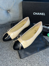 Load image into Gallery viewer, Beige &amp; Black C Flats
