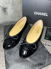 Load image into Gallery viewer, Black Shinny C Flats
