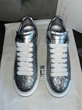 Load image into Gallery viewer, Silver Glittery Queenies
