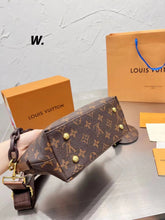 Load image into Gallery viewer, Chain Shoulder Brown Bag
