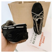 Load image into Gallery viewer, Bow Ugg Slippers
