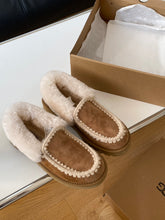 Load image into Gallery viewer, Closed Ugg Slippers

