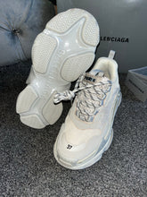 Load image into Gallery viewer, Triple Trainer - Pale Grey/Off White
