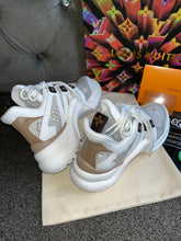 Load image into Gallery viewer, Patterned Arch Trainers
