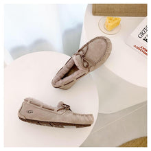 Load image into Gallery viewer, Bow Ugg Slippers
