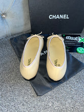 Load image into Gallery viewer, Beige &amp; Black C Flats

