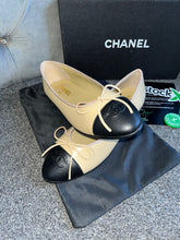 Load image into Gallery viewer, Beige &amp; Black C Flats
