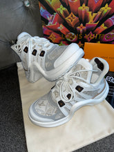 Load image into Gallery viewer, Patterned Arch Trainers
