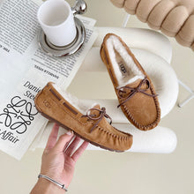 Load image into Gallery viewer, Ugg Bow Slippers
