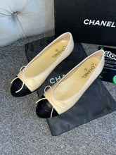Load image into Gallery viewer, Beige &amp; Black C Flats
