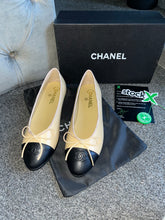 Load image into Gallery viewer, Beige &amp; Black C Flats
