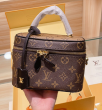 Load image into Gallery viewer, Small Toilette Bag
