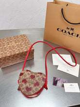 Load image into Gallery viewer, Heart Shoulder Bag
